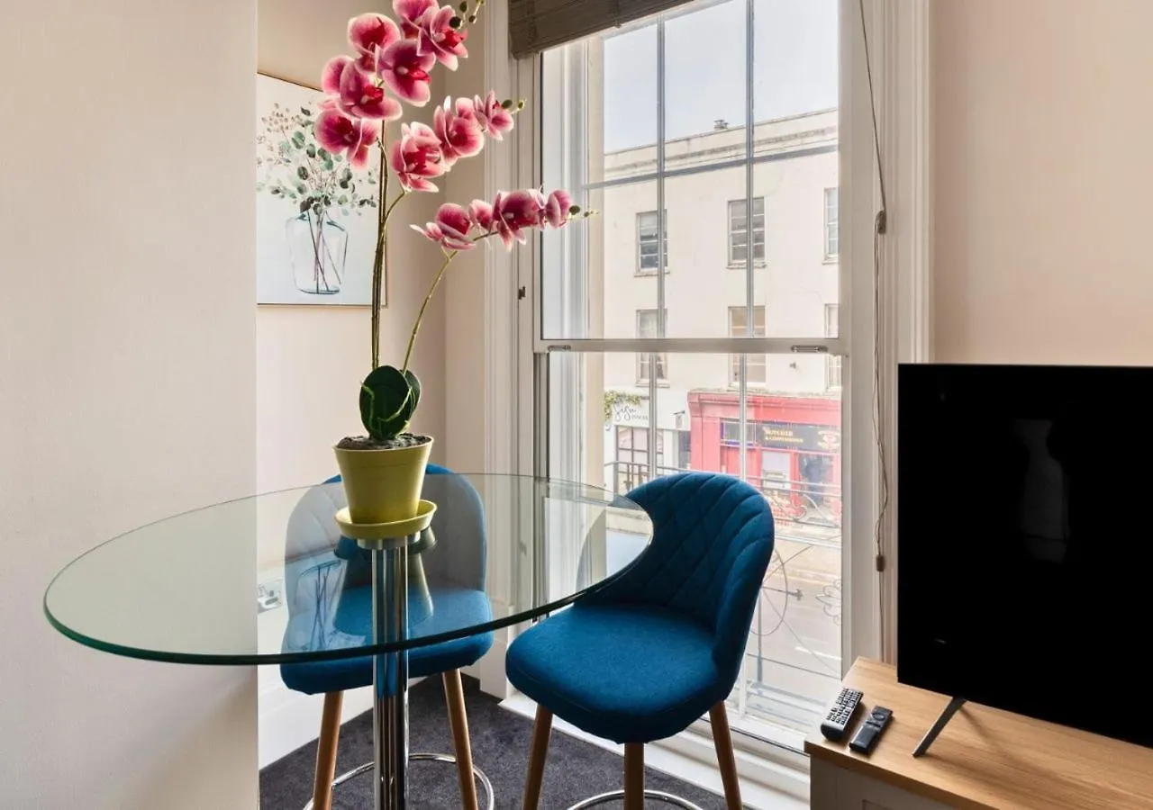 Stunning 2 Bed In The Centre Of Cheltenham! Cheltenham